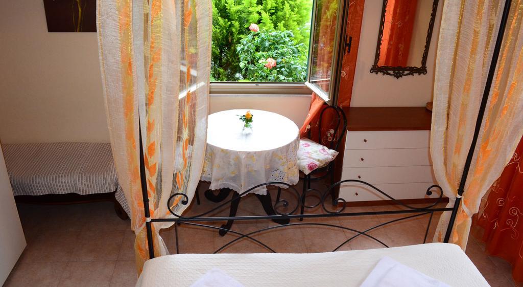 לה ספציה La Casa Delle Rose Room With Air Conditioning מראה חיצוני תמונה